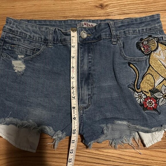5 for $20 📢 1st Kiss Embroidered Tiger Distressed Jeans Denim Shorts High Rise - Picture 7 of 7